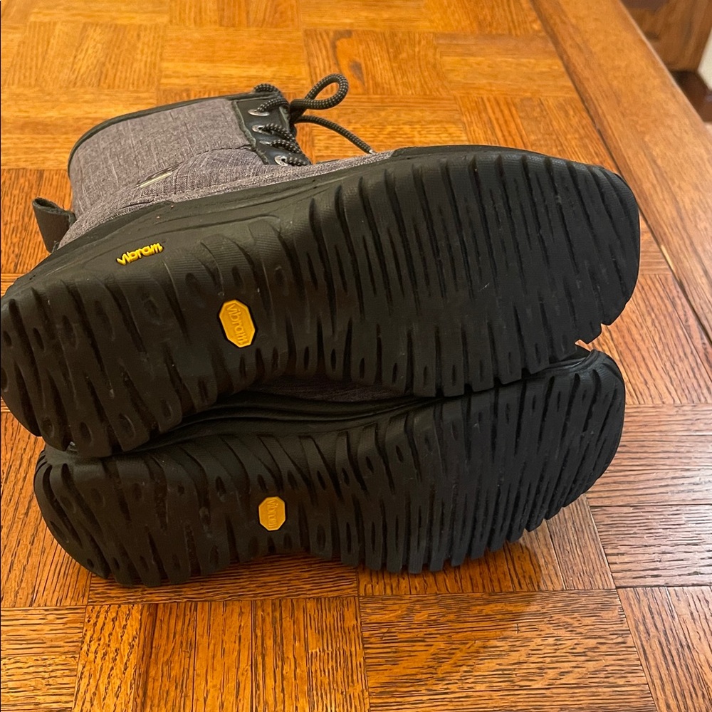 UGG Adirondack Charcoal Boots with Plush Fur Collar size 7 - Picture 6 of 10